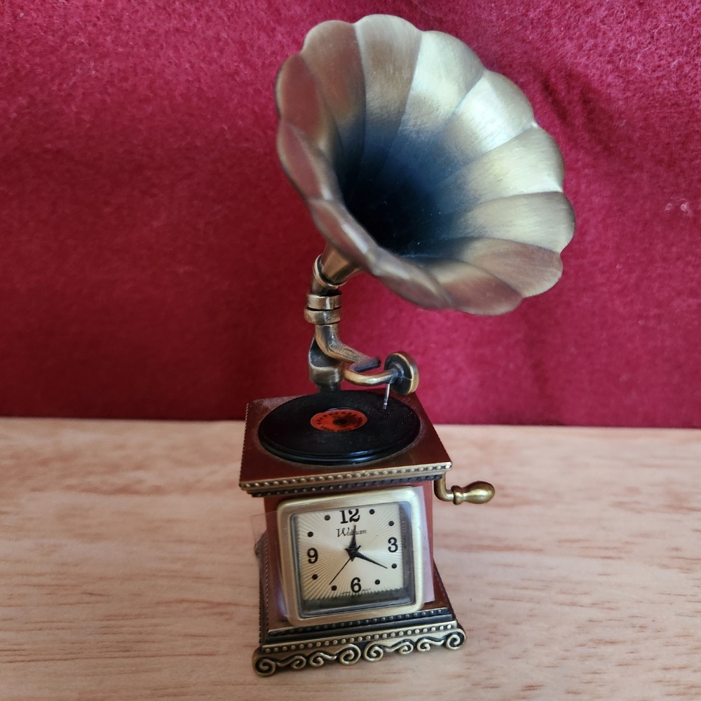 Mini Gramaphone Clock - Picture 2 of 5